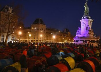 Paris : des centaines d&rsquo;étrangers colonisent la place de la gueuse