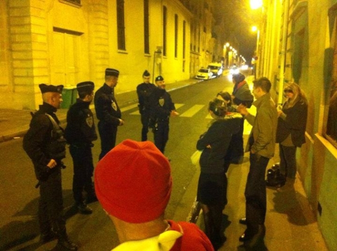 Les forces de l'ordre décident d'expulser de force 10 Sentinelles pacifiques et immobiles sur un trottoir face à l'Hôtel Matignon2