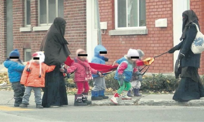 Islamistes accompagnant des enfants lors d'une sortie scolaire au Québec avec des enfants tenus en laisse