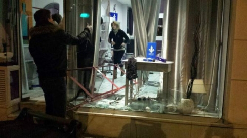 La vitrine du salon de coiffure de la commune avait volé en éclats dans la nuit du samedi 29 au dimanche 30 mars 2014