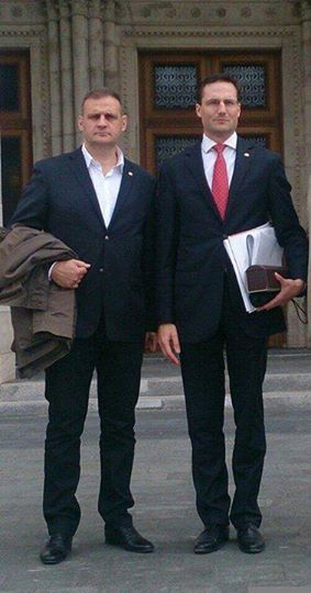 Ici le directeur de Jeune nation Yvan Benedetti avec Marton Gyongyosi.