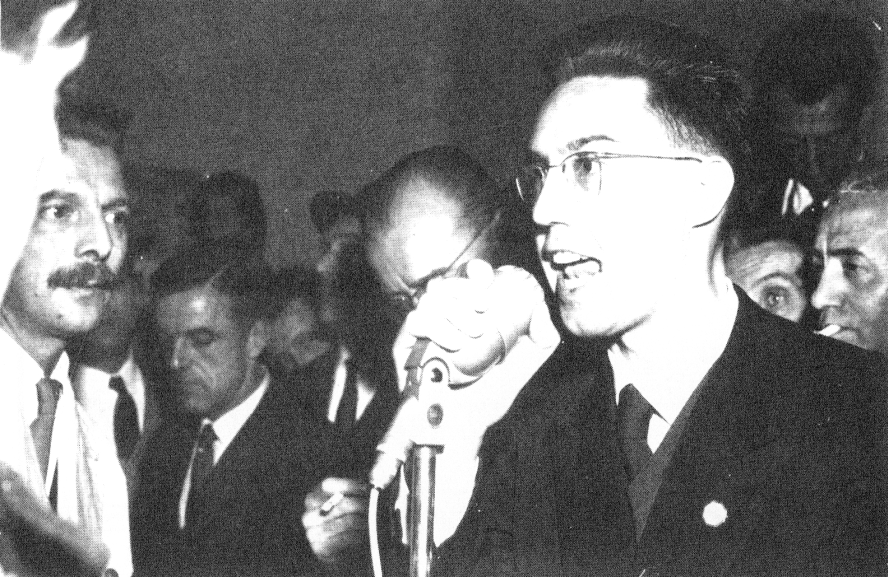 Pierre Sidos à 29 ans. Automne 1958, campagne pour le "NON" à De Gaulle lors du 1er référendum d’institution de la Cinquième République.