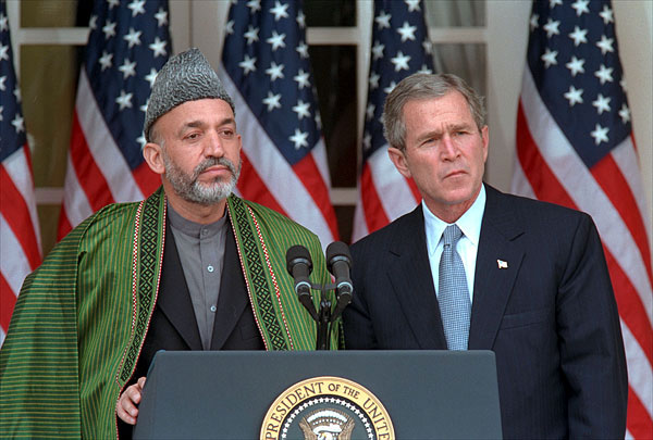 Après avoir collaboré avec les talibans, Hamid Karzai (ici en 2002 avec George W. Bush) avait été l'homme des Américains dès avant l'invasion de 2001.
