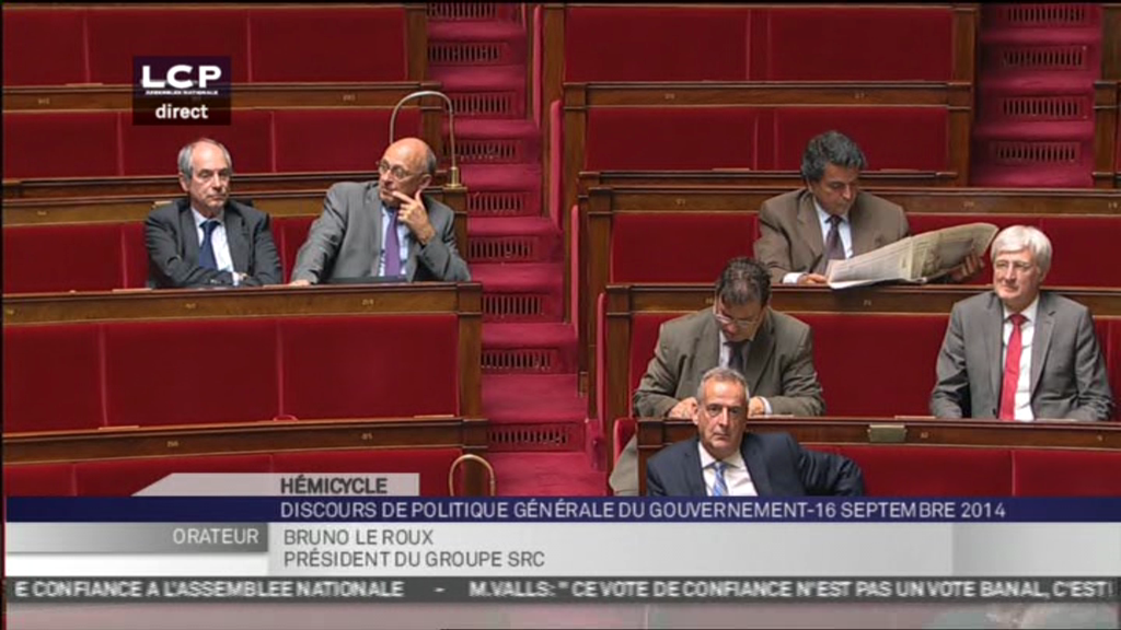 Pendant le vote de la confiance, les députés s'amusent, lisent le journal... Heureusement, le destin de la France ne se décide pas à l'Assemblée...