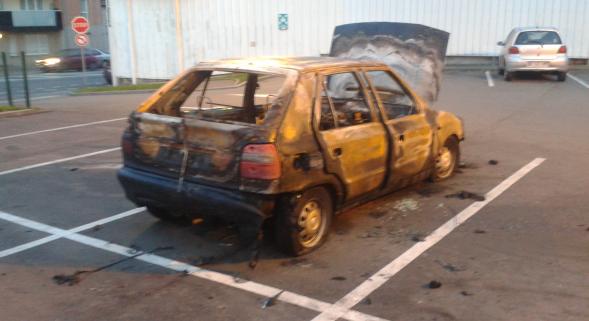 La Madeleine une voiture brûlée sur le parking du magasin Match