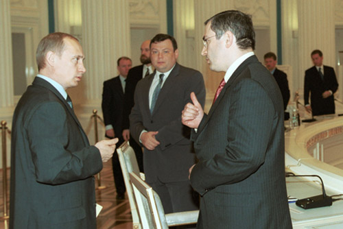 Vladimir Poutine (gauche), Mikhail Khodorkovsky (droite) et Mikhail Fridman (centre)