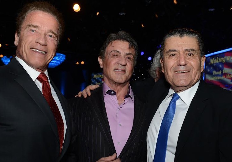 Arnold Schwarzenegger, Sylvester Stallone et Haïm Saban, réunis pour célébrer les crimes d'Israël.