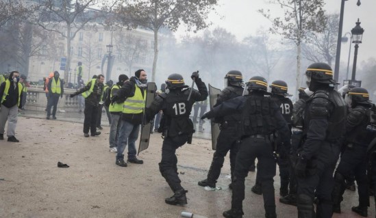 Retour en images sur les gilets jaunes et la répression d’un gouvernement aux abois (vidéos)