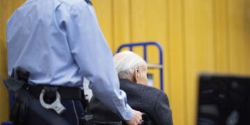 L’Allemagne continue à se déshonorer en jugeant des vieillards 75 ans après les faits