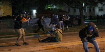 Anarchy in the USA : « protégez-vous, protégez les autres, portez des armes » – par millions !