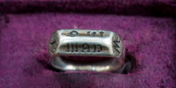 L&rsquo;anneau de sainte Jeanne d&rsquo;Arc exposé à Rouen