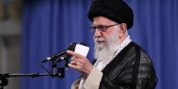« La France autorise les caricatures du Prophète mais interdit la négation de l&rsquo;Holocauste » – Ali Khamenei