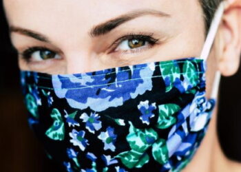 Les ventes de rouge à lèvres chutent de moitié à cause du masque