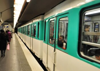 Un voeu de silence général imposé dans le métro