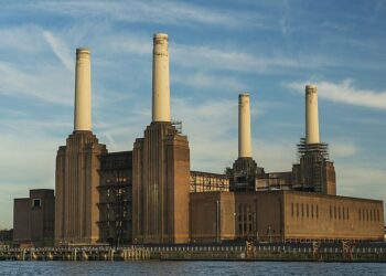 Devoir de mémoire : la Battersea Power Station de Londres s&rsquo;illumine !