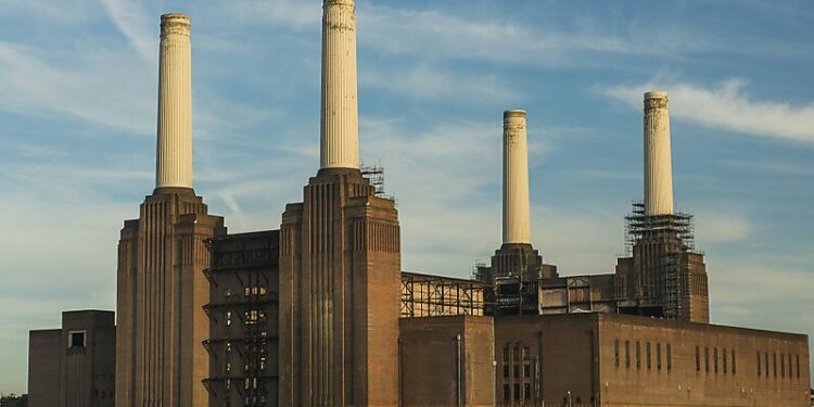 Devoir de mémoire : la Battersea Power Station de Londres s’illumine !