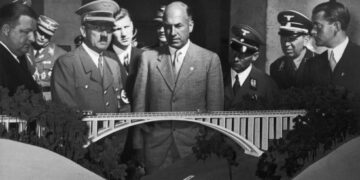 Comment Hitler a assis son pouvoir et lancé une révolution économique et sociale- Par Léon Degrelle – Partie I