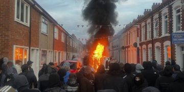 Sur les loyalistes et les nationalistes en Irlande du Nord face aux protestations anti-immigration