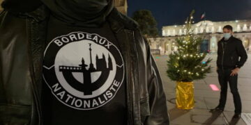 Bordeaux nationaliste offre un « arbre mort » – sapin de Noël – à Pierre Hurmic