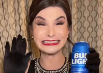 Pertes monstres du plus grand fabricant de bière au monde à cause de sa publicité transgenre