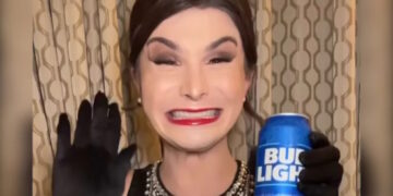 Pertes monstres du plus grand fabricant de bière au monde à cause de sa publicité transgenre