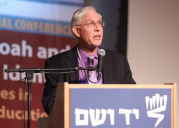 L’absence totale de preuves physiques de l’Holocauste est la preuve que cela s’est produit, explique Ephraim Kaye