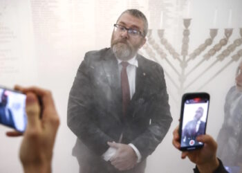 Un député Polonais éteint les bougies d’Hanouka avec un extincteur ! Macron, lui, les allume !