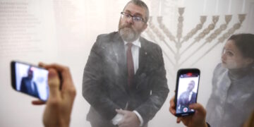 Un député Polonais éteint les bougies d&rsquo;Hanouka avec un extincteur ! Macron, lui, les allume !