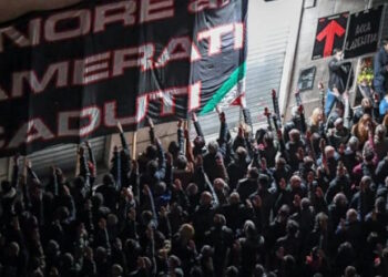 Actualité du salut bras tendu, main ouverte vers le ciel