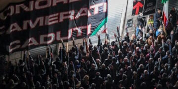 Actualité du salut bras tendu, main ouverte vers le ciel