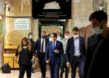 Hébron : Le président de l’État sioniste chasse les Palestiniens d’une mosquée pour… y célébrer Hanoucca !