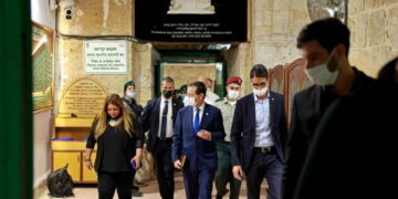 Hébron : Le président de l’État sioniste chasse les Palestiniens d’une mosquée pour… y célébrer Hanoucca !