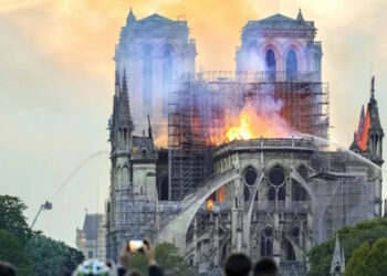 Pourquoi les monuments français brûlent-ils ?