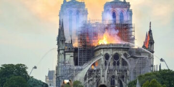 Pourquoi les monuments français brûlent-ils ?