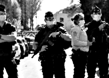 Stasi sanitaire à Versailles : les flics interrompent une conférence sur les libertés