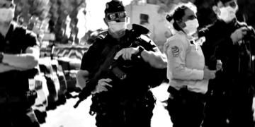 Stasi sanitaire à Versailles : les flics interrompent une conférence sur les libertés