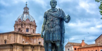 « Rome ne se réduit pas à une identité, mais à une altérité : ‘’le Romain est celui qui vient d’ailleurs’’ » – France Inter, radio « cancel culturelle »