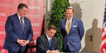 Ron DeSantis s’envole pour Israël pour détruire la liberté d’expression en Floride