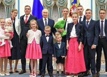 Une mère française de dix enfants a reçu des mains du président Poutine la médaille de Mère Héroïne