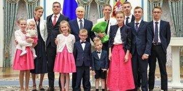 Une mère française de dix enfants a reçu des mains du président Poutine la médaille de Mère Héroïne