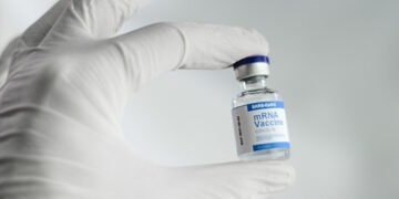 Risque avéré des « vaccins » à ARNm et projet de loi contre les lanceurs d&rsquo;alerte en matière de santé