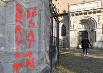 Darmanin indigné des tags sur le centre islamique de Rennes mais absent pour les inscriptions satanistes sur la basilique St-Sernin de Toulouse
