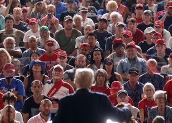 Notre Peuple ou l’Amérique – la Race ou le Drapeau ?  Voir au-delà de Trump