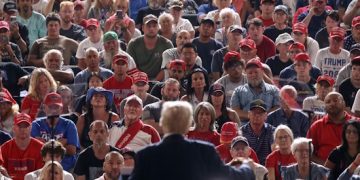 Notre Peuple ou l’Amérique – la Race ou le Drapeau ?  Voir au-delà de Trump