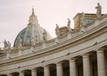 Tour de vis répressif au Vatican : un cardinal chassé et deux évêques démis