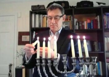 Le Directeur Général de Pfizer célèbre Hanukkah en ligne
