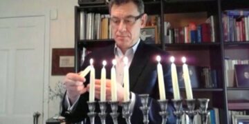 Le Directeur Général de Pfizer célèbre Hanukkah en ligne
