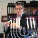 Le Directeur Général de Pfizer célèbre Hanukkah en ligne