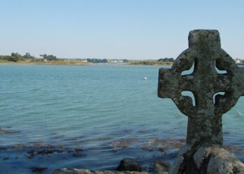 Croix celtique et salut bras tendu