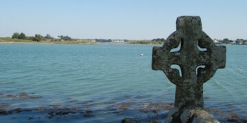 Croix celtique et salut bras tendu